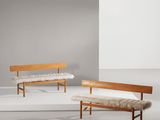 deux bancs en bois et un banc dans une pièce blanche