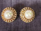 une paire de boucles d'oreilles en perles et diamants