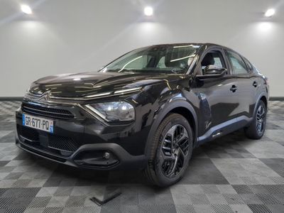la voiture noire est garée dans le garage sur le sol en damier