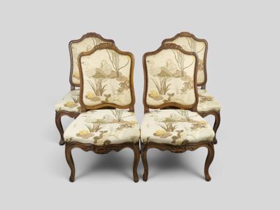 paire de chaises anciennes avec coussins rembourrés