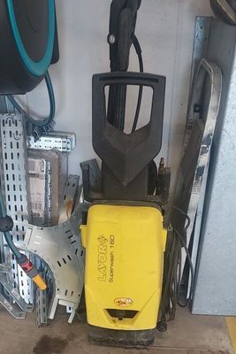 un compresseur jaune et noir posé par terre dans un garage