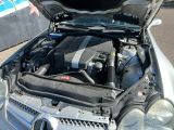 une voiture dont le capot est ouvert et qui contient le moteur