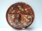 une assiette marron avec deux tasses et une assiette sur laquelle sont posées deux tasses