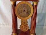une horloge en bois posée sur une table