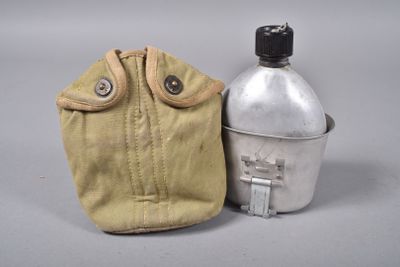 une image représentant une bouteille et un sachet posés sur une table