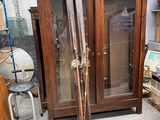 une armoire en bois sur laquelle sont posés deux skis