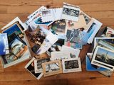 une pile de cartes postales posée sur un plancher en bois