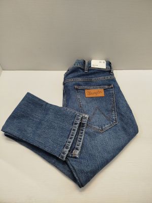 l'arrière d'un jean posé sur une table blanche