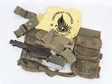 de nombreux objets militaires qui se trouvent sur la table