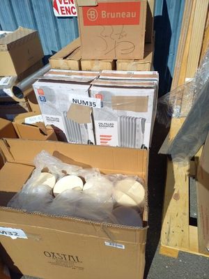 plusieurs cartons de nourriture sont empilés les uns sur les autres
