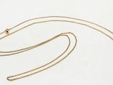 Collier plaqué or avec un pendentif en forme de cœur et une chaîne, sur fond blanc