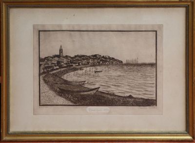 une photo d'une photo d'un bateau sur l'eau