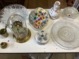 une table sur laquelle se trouvent de nombreux objets en verre