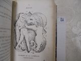 un livre ouvert sur lequel figure le dessin d'un homme et d'un chien