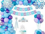 une fête d'anniversaire aux couleurs bleu et violet, avec des ballons et des décorations