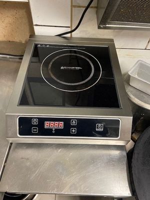 une cuisinière installée dans une cuisine