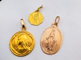 deux pendentifs en or et en argent à l'effigie de Jésus