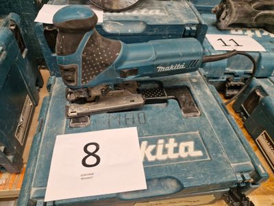 un grand nombre d'outils posés sur une table