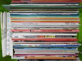 plusieurs livres empilés sur une étagère