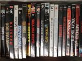 beaucoup de DVD dans un sac en plastique posé sur une table