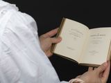 quelqu'un tient un livre dans ses mains et le regarde