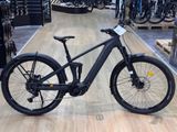 un vélo posé par terre dans un magasin