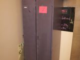 un casier violet dans un coin des toilettes
