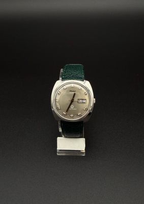 une montre argentée avec un bracelet vert sur un fond noir