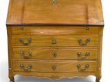 un vieux bureau en bois avec des tiroirs et des tiroirs sur le dessus