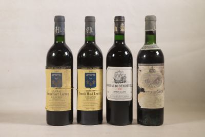 quatre bouteilles de vin sont alignées sur une table