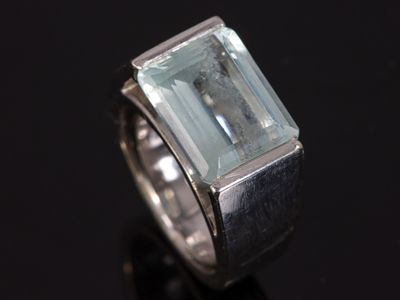 Chevalière en or gris centrée d'une aigue-marine de taille émeraude. P - Photo 1