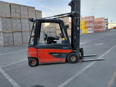 a forklift truck that is parked in a parking lot