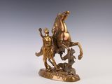 statue en bronze représentant un homme à cheval accompagné d'une femme à cheval