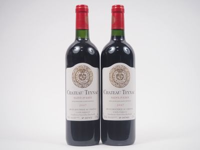 deux bouteilles de vin rouge posées l'une à côté de l'autre sur une surface blanche