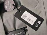 a tag that says snoozy and a tag that says snoozy on it