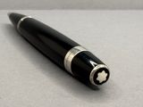 a pen that is sitting on a table