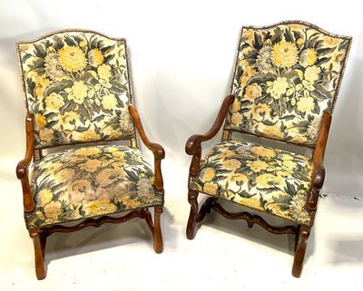 une paire de chaises anciennes rembourrées avec un tissu à motifs floraux rembourré rembourré rembourré rembourré rembourré rembourré rembourré rembourré rembourré
