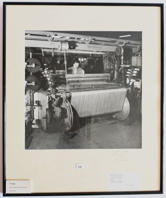 photographie en noir et blanc d'une vieille machine à tisser dans une usine