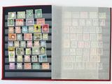 un livre dont les pages sont ornées de timbres et dont la couverture est rouge