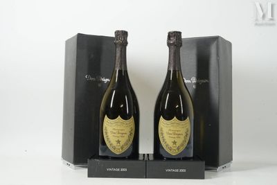 deux bouteilles de champagne posées sur une boîte noire