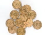 une pile de pièces d'or sur une surface blanche