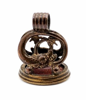 PENDENTIF "cachet" en cuivre à décor de dauphin à intaille p…