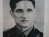 photographie en noir et blanc d'un homme en uniforme portant une croix sur la poitrine