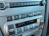 une radio au centre d'une voiture, sur laquelle se trouve une horloge