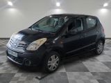 la photo d'une petite voiture noire garée dans un garage