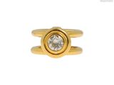 Gros plan sur une bague en or ornée d'un diamant