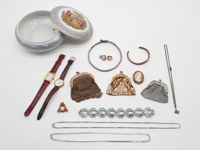 un grand nombre d'objets posés sur une table