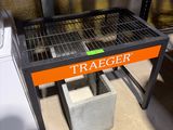 un barbecue posé sur une table dans un magasin
