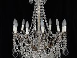 un grand lustre en cristal à cinq lumières suspendu au plafond