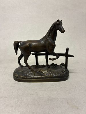 statue d'un cheval dans un espace clôturé, sur fond blanc